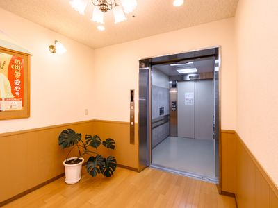 廊下のエレベーター前