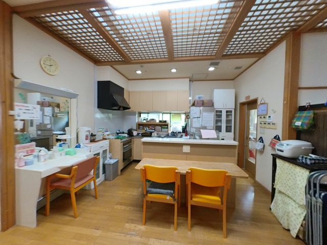 ゆったりくつろげる空間 ダイニングルーム 広々としたダイニングルームは、木のぬくもりを感じるあたたかい雰囲気です。機能的なキッチンも備え、快適に過ごせる設計になっています。