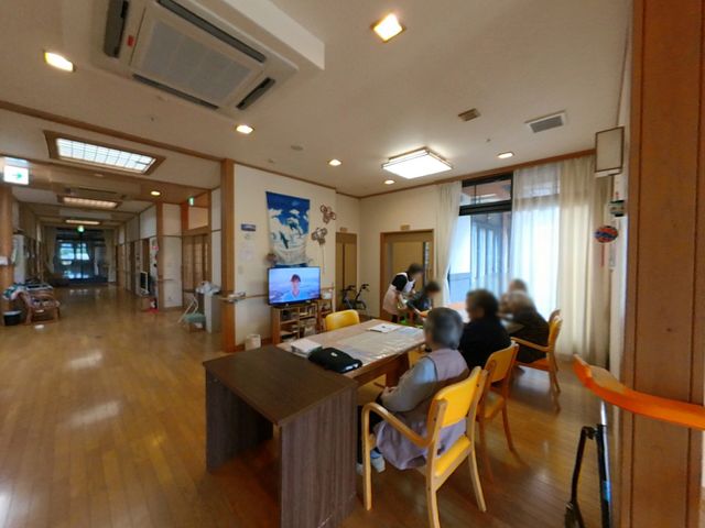 広々としたリビング リビング ゆったりとした椅子が並ぶ共有リビングです。皆さんでテレビを見ながら憩いの時間をお過ごしいただけます。