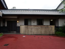 入口前の和やかなエントランス