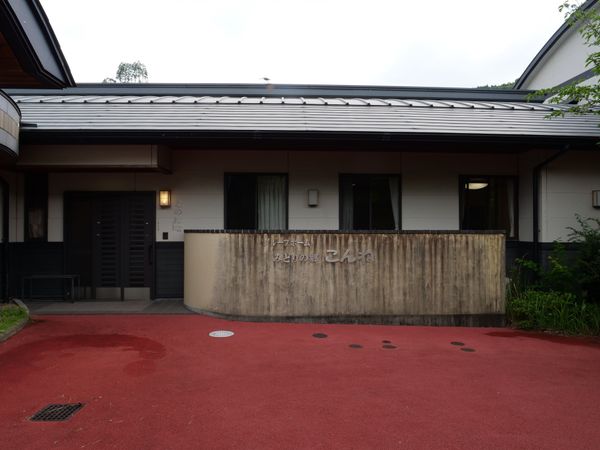 入口前の和やかなエントランス