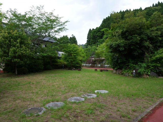 広々とした緑豊かな中庭