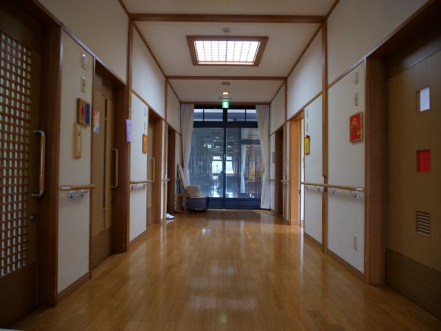 清潔感ある廊下 廊下 床が光り輝く廊下は、手すりも完備しており、歩行時の安全が考慮されています。