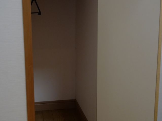 居心地の良い居室 クローゼット ゆとりある収納スペースのクローゼットです。必要な物をすっきりと整理できる設計になっています。