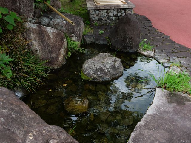 ゆったりと憩える中庭 中庭 石と緑に囲まれた小さな池です。心静かに自然を愛でることができる落ち着いた環境が整っています。
