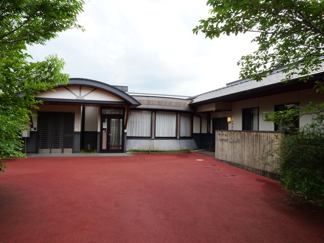 ゆったりとした外観 外観 開放感あふれる外観が印象的です。バリアフリー設計で、どなたでも安心して入れる構造になっています。