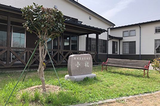 中庭の風景と石碑がある施設
