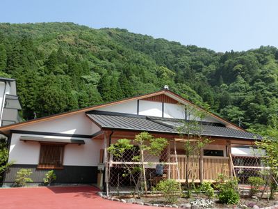 緑に囲まれた外観