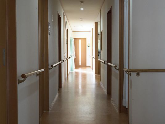 手すり付きの長い廊下