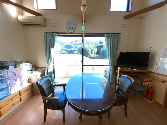 明るい内観のテラス