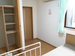ベッドと収納がある居室