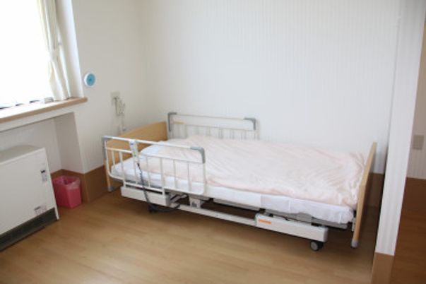 明るい個室の居室