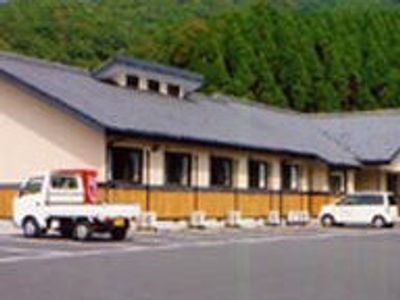 木々に囲まれた外観