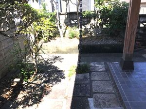 中庭の石畳通路  