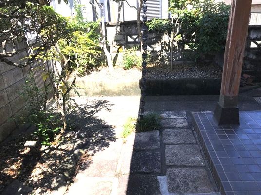 中庭の石畳通路  