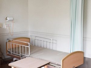 ベッドとテーブルの居室  