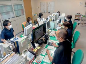 スタッフが集まる事務室  