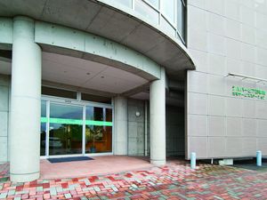施設のエントランス  