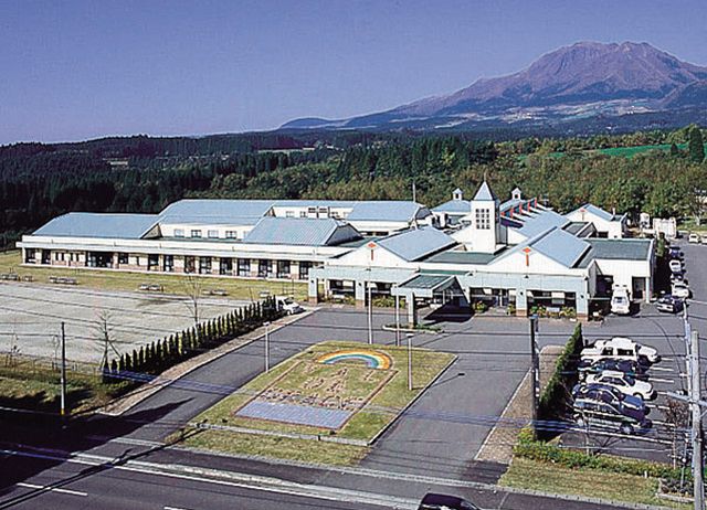 広々とした庭のある建物