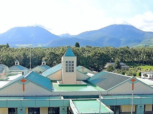 山並みを望む施設外観  