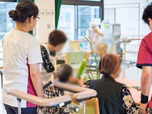 温かな共有スペース ラウンジ 明るい空間で、スタッフと利用者が会話を楽しむ姿が見られます。和やかな雰囲気のラウンジです。