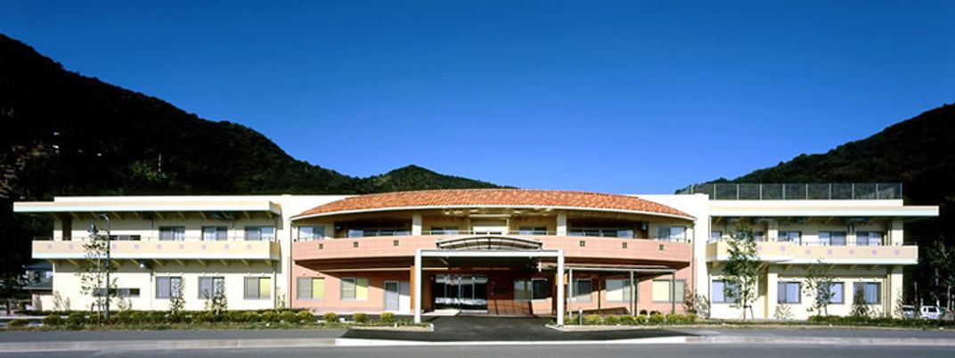 山間に佇む建物外観