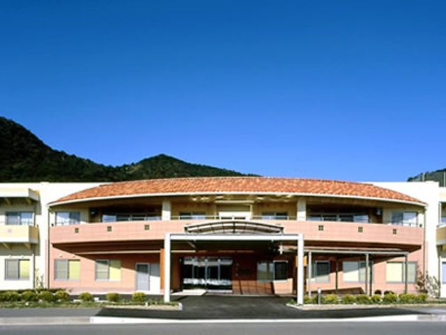 山間に佇む建物外観 外観 緑豊かな山々に囲まれた静かな環境です。屋根の赤い建物が青空に映えています。