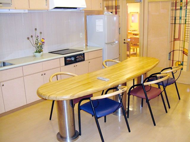 家庭的なキッチン ダイニングルーム 機能的で温かみのある雰囲気です。会話を楽しみながら、リラックスして食事できます。