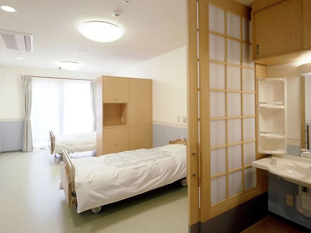 二人部屋の居室 居室 明るい自然光が差し込む二人部屋です。開放的で快適な環境が整っています。