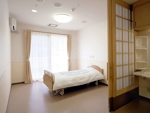 陽光が差し込む居室 居室 広々とした空間で、自然光が心地よく差し込みます。介護に必要な設備も整っています。