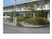 緑に囲まれた建物外観  