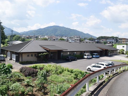 山を望む外観  