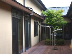 中庭のウッドデッキ  