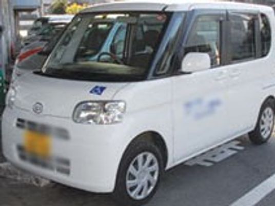駐車スペースの車