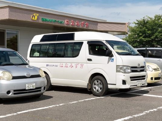 送迎車が並ぶ外観  