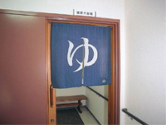落ち着いた色の和室の入口