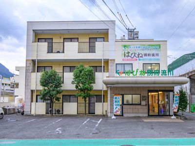 ゆったりとした外観の建物