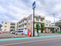 建物全景と駐車場
