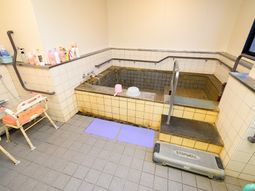 バリアフリー設計の浴室
