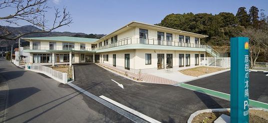 木々が並ぶ建物外観