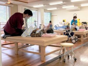 リハビリ用ベッドのある訓練室
