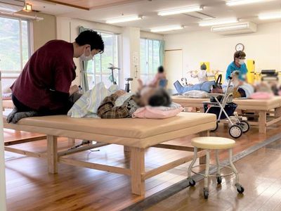 リハビリ用ベッドのある訓練室