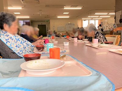 賑やかな食堂の様子
