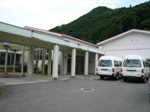 白基調の広々エントランス