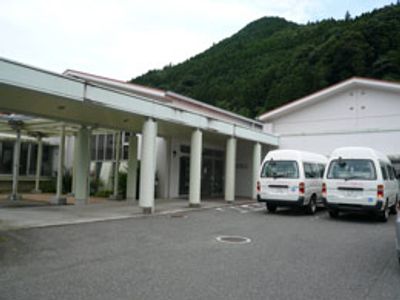 白基調の広々エントランス
