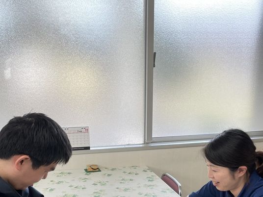 窓際で向き合うスタッフ  