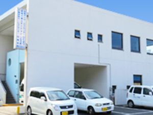 白い建物の外観  