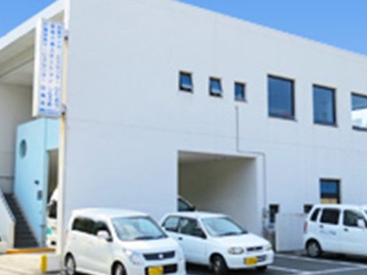 白い建物の外観  