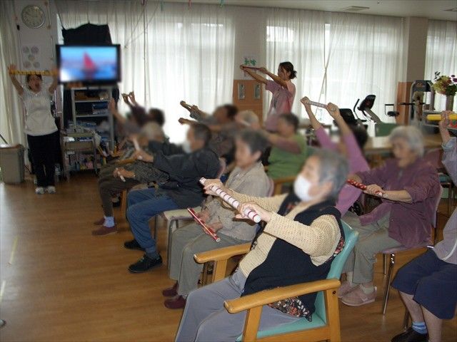 運動する人々の部屋 多目的室 自然光が溢れる多目的室では、利用者がリラックスして運動を楽しんでいます。スタッフのサポートで安心です。