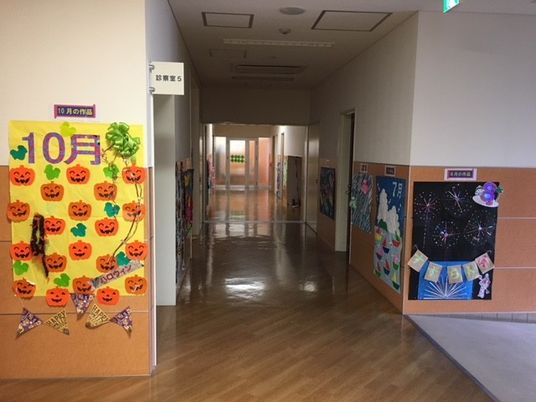 飾り付けのある廊下  